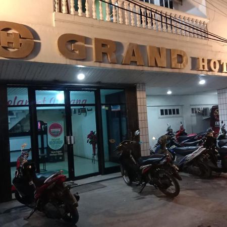 Grand Hotel Pemangkat ภายนอก รูปภาพ