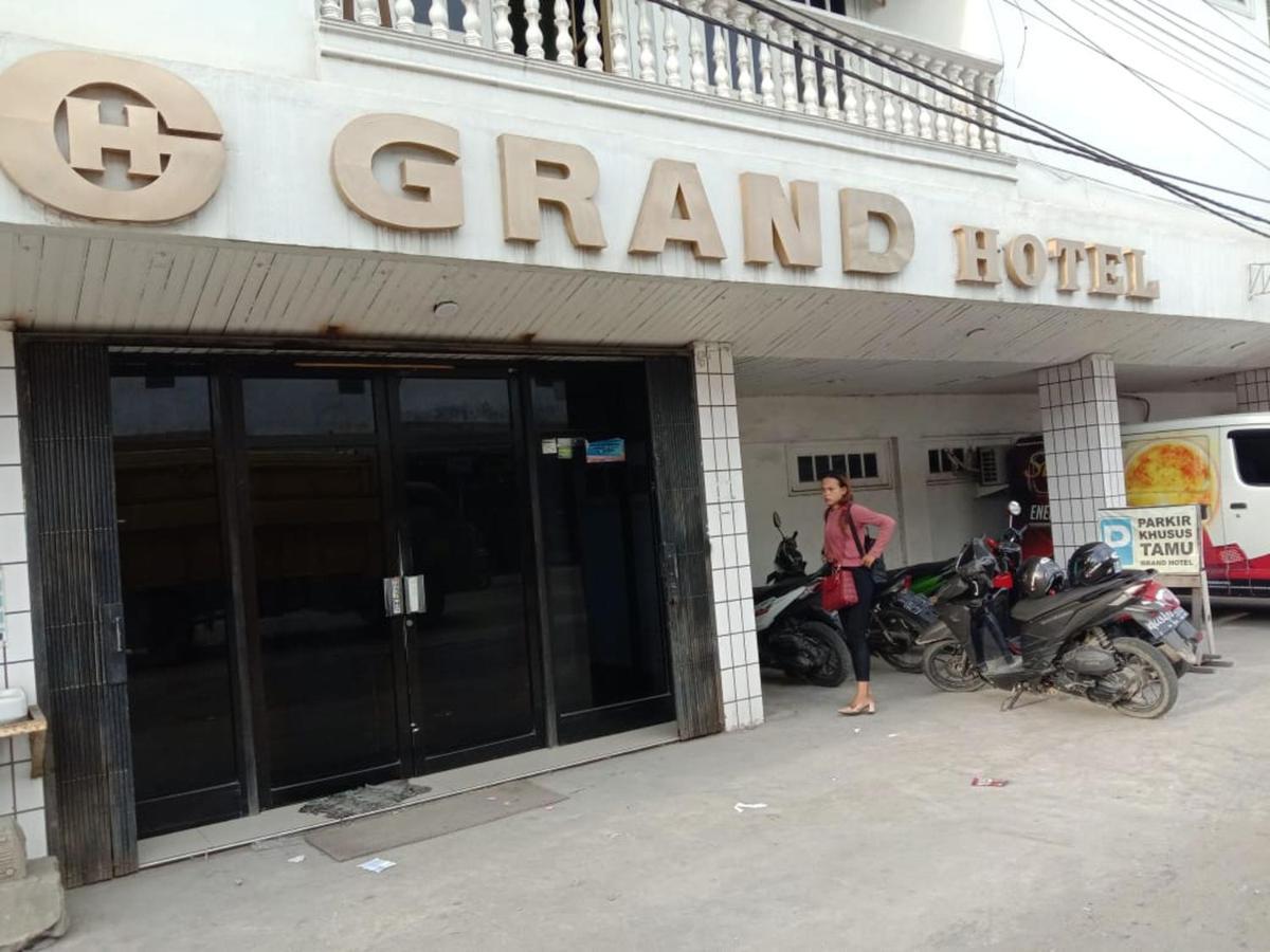 Grand Hotel Pemangkat ภายนอก รูปภาพ